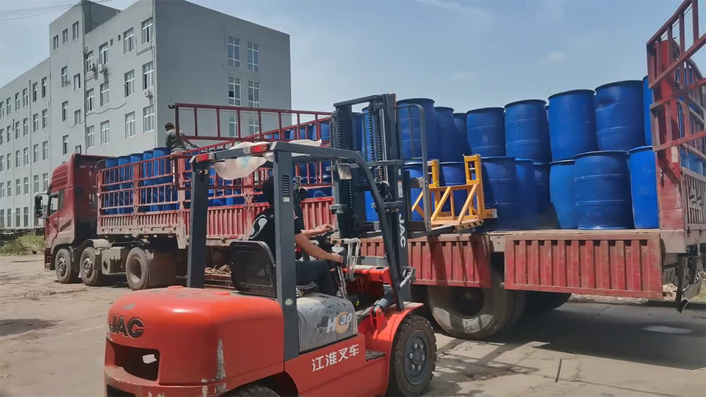 水胜消防泡沫灭火剂装车中